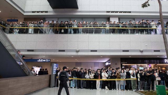 22일 오전 인천국제공항에서 열린 그룹 뉴진스 인천공항본부세관 홍보대사 위촉식이 많은 시민들로 붐비고 있다. 영종도=권욱 기자 2024.03.22