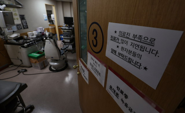 전공의 집단행동이 이어지며 의료공백이 장기화하고 있는 22일 대구 한 대학병원의 진료실이 비어있는 가운데 의료진 부족으로 진료가 지연된다는 내용의 안내문이 붙어 있다. 연합뉴스