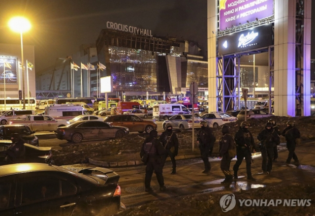 22일(현지시간) 총격 테러가 벌어진 크로커스 시티홀 공연장 인근을 러시아 경찰들이 순찰하고 있다. 연합뉴스