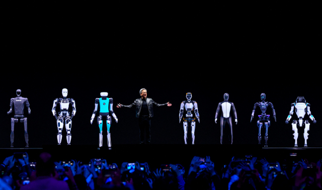젠슨 황 엔비디아 CEO가 18일 미국 산호세에서 진행된 개발자 컨퍼런스에서 AI 로봇 플랫폼을 소개하고 있다. 연합뉴스