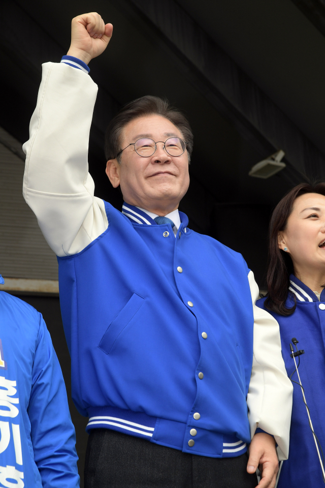 더불어민주당 이재명 대표가 22일 오후 충남 당진시 당진시장을 방문해 지지를 호소하고 있다. 연합뉴스