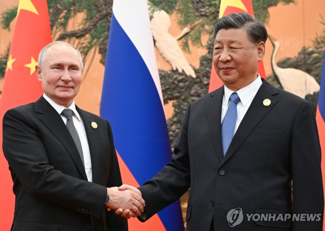 블라디미르 푸틴 러시아 대통령과 시진핑 중국 국가주석이 러-중 회담에서 악수하고 있는 모습. 연합뉴스
