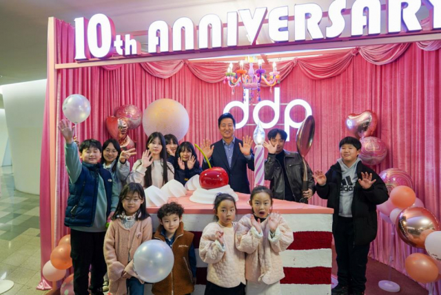 오세훈 서울시장이 시민들과 함께 DDP 10주년 축하 포토존에서 기념사진을 촬영하고 있다. 사진 제공=서울시