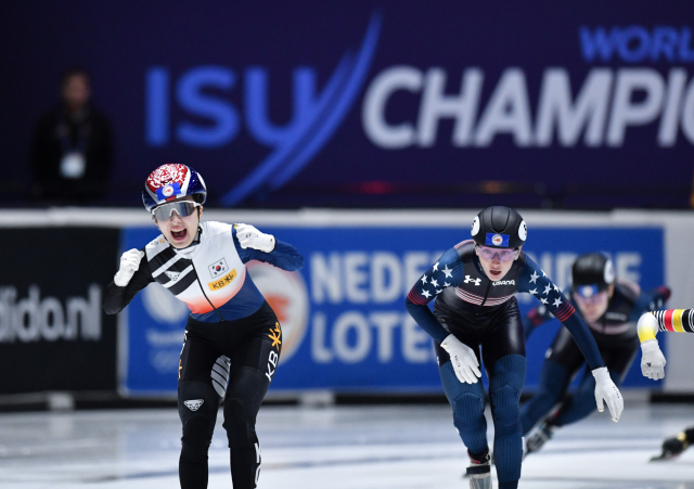 16일(현지 시간) 네덜란드 로테르담 쇼트트랙 세계선수권 여자 1500m 결선에서 1위로 골인하며 포효하는 김길리. 신화연합뉴스