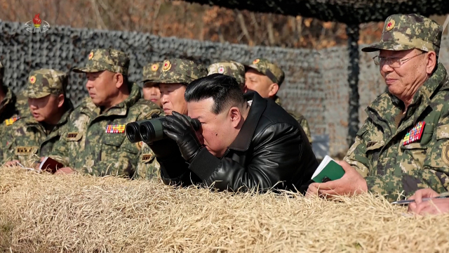 김정은 북한 국무위원장이 지난 13일 조선인민군 탱크병 대연합부대간 대항훈련경기를 바라보고 있다. 연합뉴스