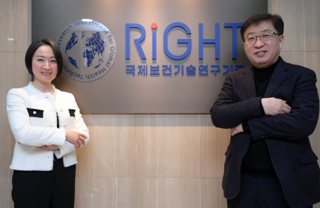 김한이(왼쪽) 라이트재단 대표와 박한오 바이오니아 회장이 24일 서울 종로구 라이트재단에서 결핵의 날을 맞아 진행한 인터뷰 직후 사진 촬영을 하고 있다. 성형주 기자