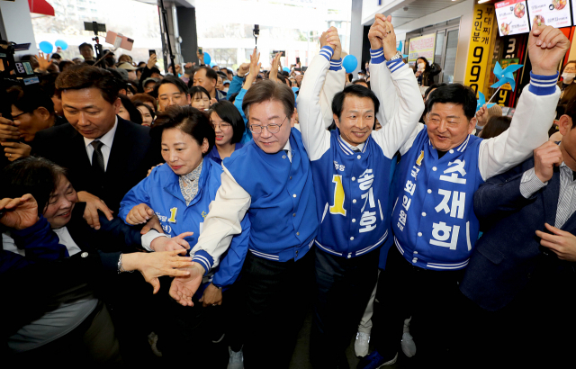이재명 더불어민주당 대표가 24일 서울 송파구 잠실 새마을전통시장을 방문해 지지를 호소하고 있다. 연합뉴스