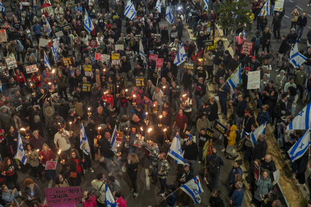 이스라엘 텔아비브에서 23일(현지 시간) 평화를 요구하는 대규모 시위가 벌어지고 있다. UPI연합뉴스