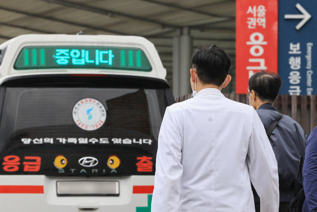 전국 의과대학 교수들의 집단 사직이 가시화하는 가운데 19일 서울 시내 한 대학병원에서 의료 관계자가 이동하고 있다. 연합뉴스