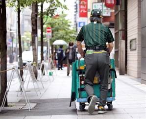 인력난 시달리는 일본, 65세 정년 폐지 논의 급부상