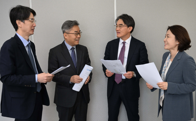 해외 공관 주재 주요국 상무관들이 24일 서울 종로구 서울경제 본사에서 열린 긴급 좌담회에서 환담을 나누고 있다. 서가람(왼쪽부터) 주일본대사관 상무관, 이재근 주중국대사관 상무관, 김성열 주미국대사관 상무관, 최세나 주벨기에EU대사관 상무관. 이호재기자