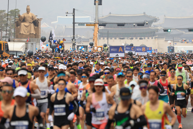 17일 서울 광화문광장에서 2024 서울마라톤 참가자들이 힘차게 출발하고 있다. 연합뉴스