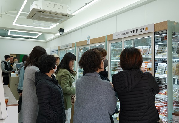 [사진: 지난 21일 오픈한 슈퍼키친 부산 화명점 매장에 방문한 손님들이 반찬 제품을 둘러보고 있다.]