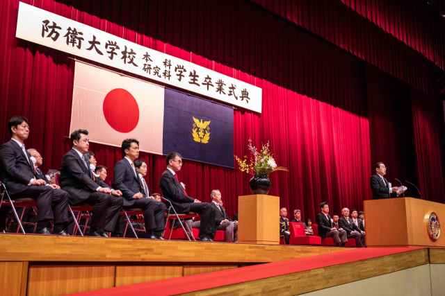 일본 가나가와현 요코스카시에서 열린 국방사관학교 졸업식에서 기시다 후미오 일본 총리가 연설하고 있다. AFP연합뉴스