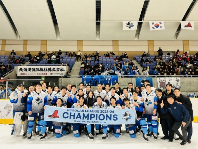 정규리그 1위 단체 사진을 찍은 HL 안양 선수단. 사진 제공=HL안양