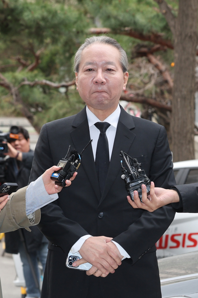 대한의사협회(의협) 차기 회장 후보인 주수호 의협 비상대책위원회 언론홍보위원장이 의료법 위반 등 혐의 관련 조사를 받기 위해 25일 오전 서울 마포구 서울경찰청 공공범죄수사대에 출석하며 취재진의 질문을 경청하고 있다. 연합뉴스