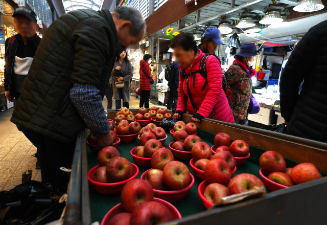 지난 24일 서울 경동시장에서 사과가 진열돼 있다. 연합뉴스