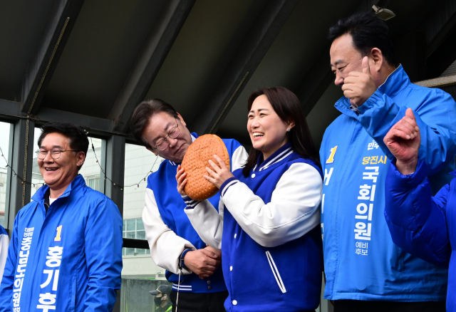 이재명(왼쪽 두 번째) 더불어민주당 대표와 백승아(왼쪽 세 번째) 더불어민주연합 공동대표 등이 22일 오후 충남 당진시 당진시장을 방문해 '몰빵'을 언급하며 지지를 호소하고 있다. 연합뉴스