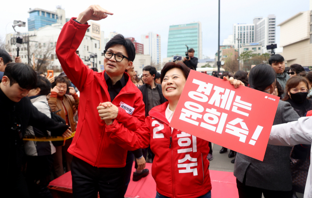 한동훈(왼쪽) 국민의힘 선거대책위원장과 윤희숙 후보가 선거 유세를 하고 있다. 연합뉴스