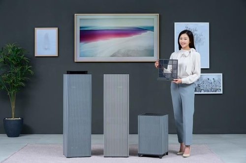 삼성전자 모델이 ‘비스포크 큐브 에어 인피니트 라인’ 공기청정기를 소개하고 있다. 사진제공=삼성전자