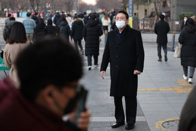 2022년 1월 6일 당시 윤석열 국민의힘 대선 후보가 서울 여의도역 5번 출구 앞에서 첫 출근길 인사를 하는 모습. 연합뉴스