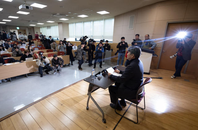 김창수 전국의과대학교수협의회(전의교협) 회장이 25일 서울 서대문구 신촌 세브란스병원에서 기자회견을 하고 있다. 연합뉴스