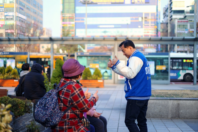 이광재(오른쪽) 더불어민주당 후보가 성남시 야탑역 인근에서 시민들에게 지지를 호소하고 있다. 사진 제공=이광재 후보