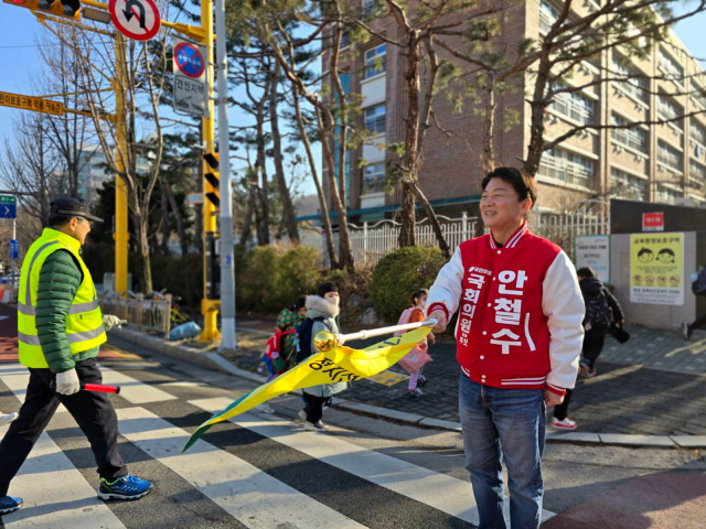 안철수(오른쪽) 국민의힘 후보가 성남 분당구의 한 초등학교 앞에서 등굣길 인사를 하고 있다. 사진 제공=안철수 후보