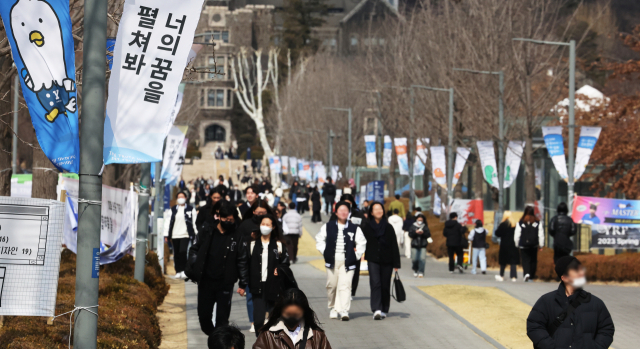 3일 서울 연세대학교 교문 주변이 등교한 학생들로 붐비고 있다. 연합뉴스.