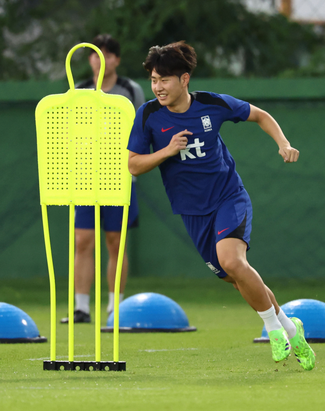 한국 축구대표팀의 이강인이 24일 태국 방콕의 훈련장에서 밝은 표정으로 훈련을 하고 있다. 연합뉴스