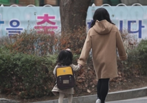 "엄마 영어가 뭐야?"…한글도 서툰 유아 대상 '영어유치원비' 무려