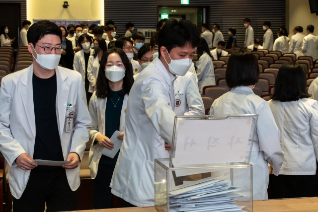 3월 25일 서울 고려대학교 안암병원에서 열린 ‘고려대학교 의료원 교수 총회’에서 교수들이 사직서를 제출하고 있다. 연합뉴스