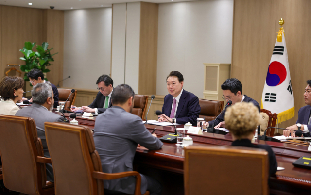 윤석열 대통령이 25일 서울 용산 대통령실 청사에서 영 킴, 아미 베라 의원 등 미국 하원 코리아스터디그룹 대표단을 접견하고 있다. 연합뉴스