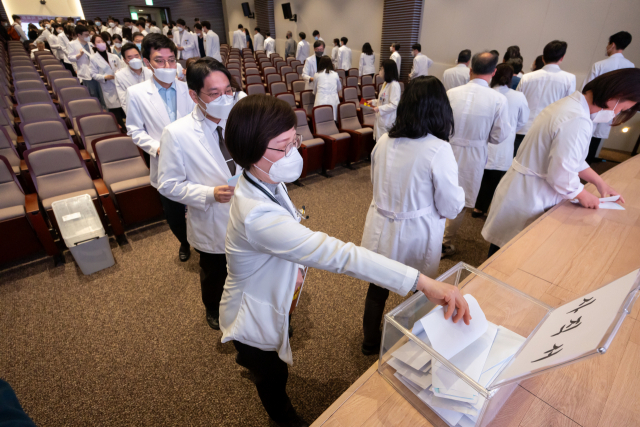 25일 오전 서울 고려대학교 안암병원에서 열린 ‘고려대학교 의료원 교수 총회’에서 교수들이 사직서를 제출하고 있다. 연합뉴스