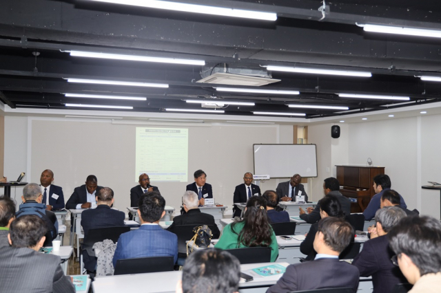 한국수입협회가 25일 개최한 ‘아프리카 수입사절단 사전 설명회’에서 참가자들이 발표를 듣고 있다.
