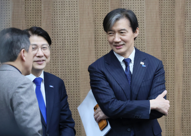 조국 조국혁신당 대표가 25일 국회 소통관에서 ‘검찰의 민간인 불법 사찰 고발’ 기자회견을 하기 전 한 관계자와 대화하고 있다. 연합뉴스