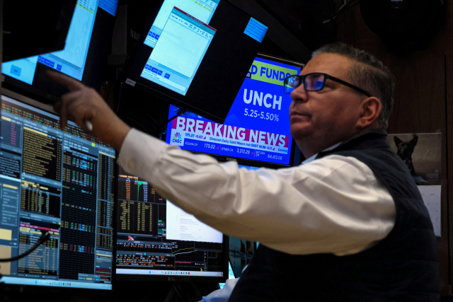 한 트레이더가 미국 뉴욕 뉴욕증권거래소(NYSE)에서 업무를 보고 있다. 로이터연합뉴스