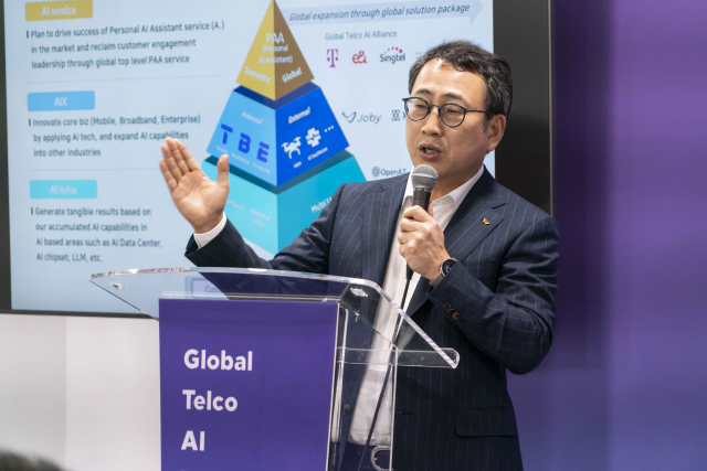 유영상 SK텔레콤 대표가 지난달 26일(현지시간) 스페인 바르셀로나에서 열린 'MWC 2024'에서 AI 사업 전략을 발표하고 있다. 사진 제공=SK텔레콤