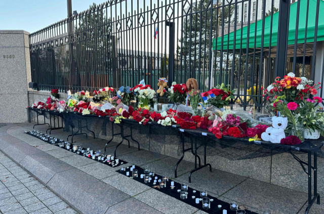 24일(현지시간) 미국 워싱턴 DC 러시아 대사관 앞에 모스크바 공연장 총격 테러로 숨진 희생자들을 추모하는 꽃다발과 촛불이 놓여 있다. 연합뉴스