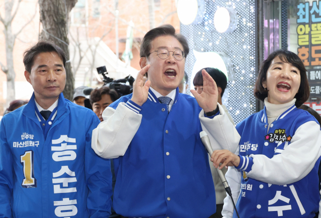 이재명 더불어민주당 상임공동선대위원장이 25일 경남 창원 반송시장을 찾아 시민들에게 인사하고 있다. 연합뉴스