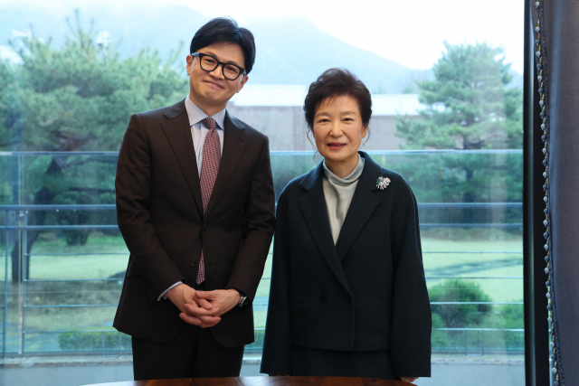 한동훈 국민의힘 비상대책위원장이 26일 대구 박근혜 전 대통령 사저에서 박 전 대통령과 기념 촬영을 하고 있다. 사진 제공=국민의힘