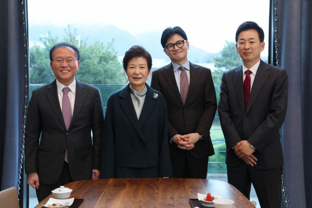 박근혜 전 대통령을 예방한 한동훈(왼쪽 세 번째) 비상대책위원장이 26일 대구 박 전 대통령 사저에서 기념 촬영을 하고 있다. 윤재옥(왼쪽부터) 원내대표 겸 공동선대위원장, 박 전 대통령, 한 위원장, 유영하 대구 달서갑 후보. 사진 제공=국민의힘