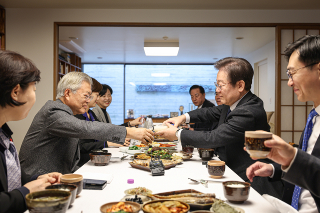 이재명 더불어민주당 대표를 비롯한 민주당 지도부가 지난 2월4일 경남 양산시 하북면 평산마을 문재인 전 대통령 사저에서 문 전 대통령과 오찬을 하고 있다. 사진 제공=더불어민주당