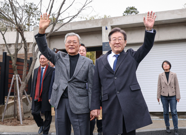 이재명 더불어민주당 대표가 지난 2월4일 경남 양산시 하북면 평산마을 문재인 전 대통령 사저에서 문 전 대통령과 지지자에게 손을 흔들며 인사하고 있다. 사진 제공=더불어민주당