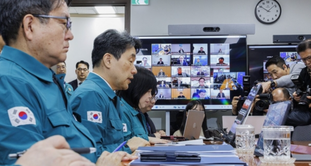 이주호 부총리 겸 교육부 장관이 지난 22일 오전 서울 종로구 정부서울청사에서 화상회의로 열린 의대 운영대학 총장 간담회에서 교육 여건 마련을 위한 대학의 준비와 정부의 지원에 대해 발언하고 있다. 연합뉴스