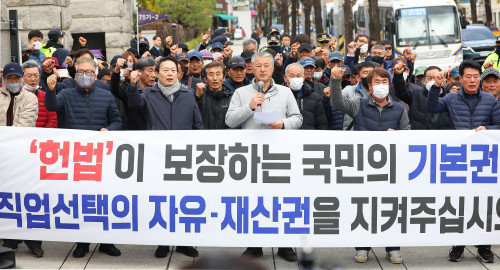 대한육견협회 관계자들이 26일 오전 서울 종로구 헌법재판소 앞에서 개고기 금지법 위헌확인헌법소송 및 효력정지 가처분신청 기자회견을 하고 있다. 연합뉴스