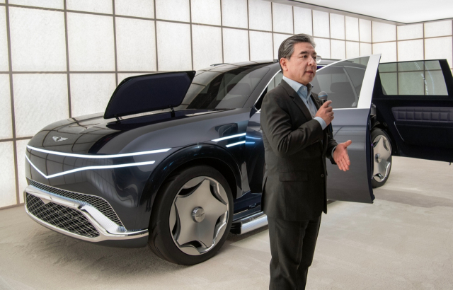 장재훈 현대차 사장이 제네시스 초대형 전동화 SUV ‘네오룬’ 콘셉트를 설명하고 있다. 사진제공=현대차