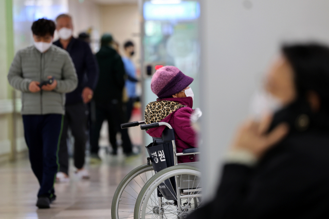 의정 갈등이 장기화하는 26일 오전 광주 동구 전남대병원에서 환자들이 이동하고 있다. 연합뉴스