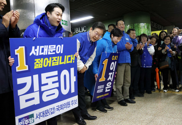 이재명 더불어민주당 대표가 26일 서울 서대문구 지하철 2호선 아현역을 방문해 출근인사를 하며 김동아(서대문갑)·이지은(마포갑) 후보의 지지를 호소하고 있다. 오승현 기자 2024.03.26