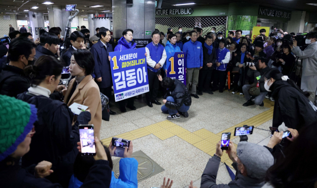 이재명 더불어민주당 대표가 26일 서울 서대문구 지하철 2호선 아현역을 방문해 출근인사를 하며 김동아(서대문갑)·이지은(마포갑) 후보의 지지를 호소하고 있다. 오승현 기자 2024.03.26